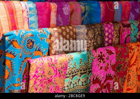 Horizontale Nahaufnahme der farbenfrohen Sarongs zum Verkauf in Bali, Indonesien. Stockfoto