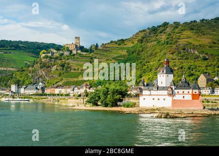 Eine der schönsten Burgen am Mittelrhein: Gutenfels und Pfalgrafenstein bei Kaub, UNESCO-Welterbe Oberes Mittelrheintal, Stockfoto