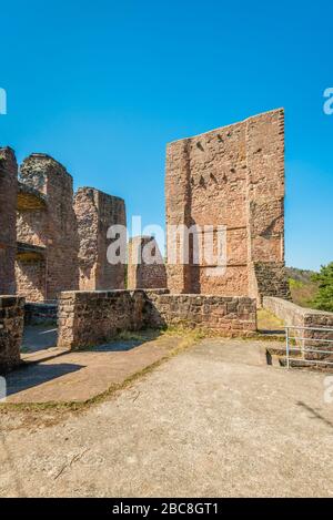 Burgruine Ramburg in der Pfalz (Südliche Weinstraße), ehemalige Stauferder Burg auf dem Schlossberg, mit großem Felsenkeller, Halsgraben, Schild w Stockfoto