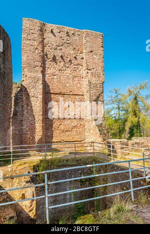 Burgruine Ramburg in der Pfalz (Südliche Weinstraße), ehemalige Stauferder Burg auf dem Schlossberg, mit großem Felsenkeller, Halsgraben, Schild w Stockfoto