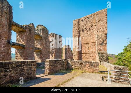 Burgruine Ramburg in der Pfalz (Südliche Weinstraße), ehemalige Stauferder Burg auf dem Schlossberg, mit großem Felsenkeller, Halsgraben, Schild w Stockfoto