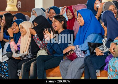 Horizontaler Blick vieler muslimischer Studenten in einem Publikum in Bali, Indonesien. Stockfoto