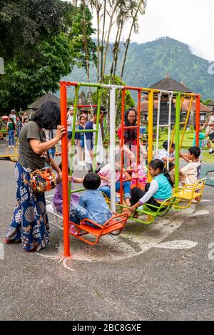 Vertikaler Blick auf einen Spielplatz für Kinder in Bali, Indonesien. Stockfoto