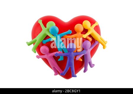 Eine Gruppe von farbenfrohen Persönlichkeiten, die mit rotem Herz zusammenkleben, das auf weißem Hintergrund mit einem Beschneidungspfad isoliert ist Stockfoto