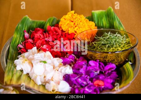 Horizontale Nahaufnahme von Blumen und Laub, die früher Canang Sari auf Bali, Indonesien, machte. Stockfoto