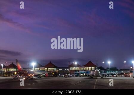 Horizontaler Blick auf den internationalen Flughafen Ngurah Rai in Bali in der Nacht, Indonesien. Stockfoto