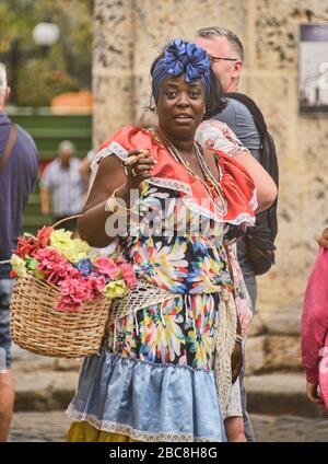 Bunte Blumenverkäuferin, Old Havanna, Kuba Stockfoto