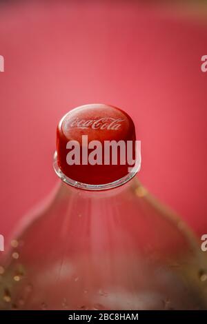 Bukarest, Rumänien - 3. April 2020: Makro seichte Schärfentiefe (selektiver Fokus) mit der Kunststoff-Flaschenkappe einer Coca-Cola-Flasche. Stockfoto