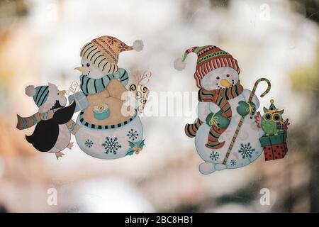 Bukarest, Rumänien - 3. April 2020: Details mit Weihnachtsaufklebern auf einem schmutzigen Fenster. Stockfoto