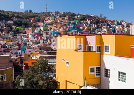 Mexiko, Guanajuato, Guanajuato, Blick auf die farbenfrohe Stadt, Häuser auf einem Hügel in verschiedenen Farben Stockfoto