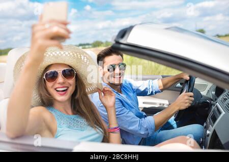Paar genießen Sie die Fahrt in einem Cabrio Stockfoto