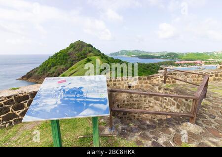 Atemberaubender nostalgischer Blick auf die Autobahn, den Atlantik, das karibische Meer von Fort Rodney auf der Pigeon Island National Landmark in Saint Lucia Stockfoto