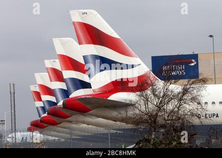 Fünf Flugzeuge der British Airways, auf der Landebahn des Londoner Flughafens Heathrow, hat die Fluggesellschaft den Großteil ihrer Flotte aufgrund der Coronavirus Pandemie geerdet. Stockfoto