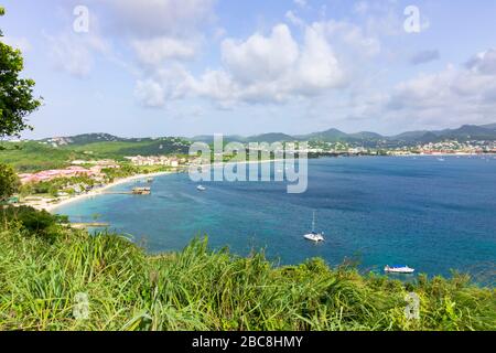 Ein atemberaubender Blick auf die Bucht der Strand, Boote und die Autobahn bei Gros-Islet vom Gipfel von Fort Rodney auf Pigeon Island National Landmark, Saint Lucia Stockfoto