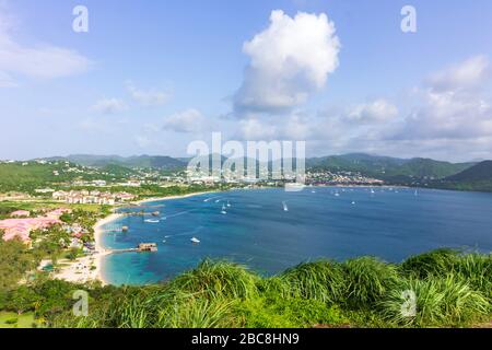 Ein atemberaubender Blick auf die Bucht, der Strand und die Autobahn bei Gros-Islet vom Gipfel von Fort Rodney auf Pigeon Island National Landmark, Saint Lucia Stockfoto