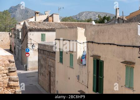 Spanien, Mallorca, Alcudia, typische Apartmentgebäude in der spanischen Stadt Alcudia im Norden der Mittelmeer-Insel Mallorca Stockfoto