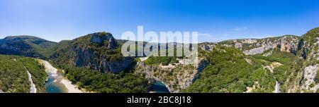Luftaufnahme von Narural arch in Vallon Pont D'Arc, Ardèche Schlucht in Frankreich Stockfoto