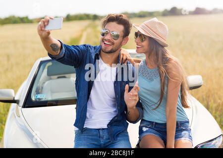 Paar genießen Sie die Fahrt in einem Cabrio Stockfoto