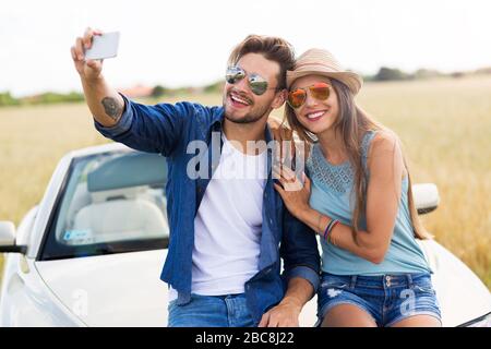 Paar genießen Sie die Fahrt in einem Cabrio Stockfoto