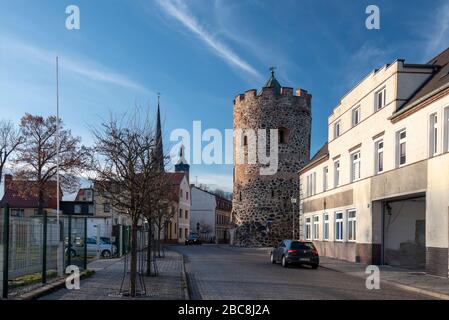 Deutschland, Sachsen-Anhalt, Burg, Blick auf den Berliner Torturm und die Liebfrauenkirche Stockfoto