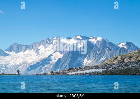 Wanderer, hoher Weißzint und Hochfeiler am Friesenberg See, Zillertaler Alpen, Tyrol, Bezirk Schwaz, Österreich Stockfoto