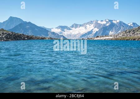 Der alpine Friesenberger See mit hoher Weißzint und Hochfeiler im Hintergrund, Zillertaler Alpen, Tyrol, Bezirk Schwaz, Österreich. Stockfoto