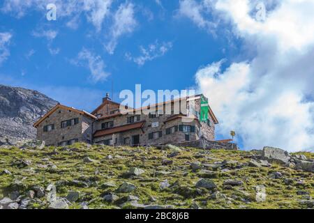 Friesenberg-Haus, Berghütte am Berliner Höhenweg und Peter Habeler Weg in den Zillertaler Alpen, Mayrhofen, Tyrol, Bezirk Schwaz, Österreich Stockfoto