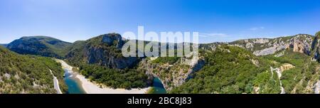 Luftaufnahme von Narural arch in Vallon Pont D'Arc, Ardèche Schlucht in Frankreich Stockfoto