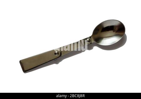Faltbarer Reise-Löffel. Dreiteiliger Taschenlöffel aus Metall. Wandern, Angeln und Jagen. Ansicht von oben. Auf weißem Hintergrund isolieren. Stockfoto
