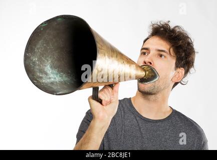 Junger Mann mit einem alten Megaphon Stockfoto