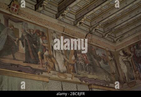 Palast des Großmeisters. 16. Bis 18. Jahrhundert. Residenz des Großmeisters des Orden des Heiligen Johannes. Saal der Seiten. Warteraum für die jungen Positionen des Großmeisters, dekoriert mit einem Fries von Wandbildern von Leonello Spada (1576-1622), die Szenen aus der Geschichte des Orden darstellen. Detail der Freskos. Valletta Malta. Stockfoto