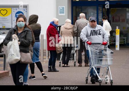 Glasgow, Schottland, Großbritannien. April 2020. Bilder von der Südseite Glasgows am Ende der zweiten Woche des Coronavirus Sperrens. Lange Schlange vor Lidl Supermarkt in Govanhill. Iain Masterton/Alamy Live News Stockfoto