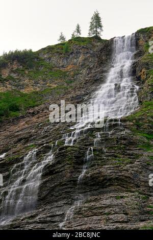 Fernwanderweg E5 von Oberstdorf nach Meran: Wasserfall beim Aufstieg von Madau zur Memminger Hütte, Lechtaler Alpen, Tyrol, Österreich Stockfoto