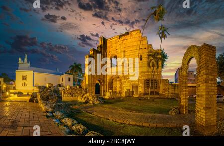 Ruinen des Krankenhauses San Nicolas de Bari beleuchtet in der Morgendämmerung, Santo Domingo, Dominikanische Republik Stockfoto