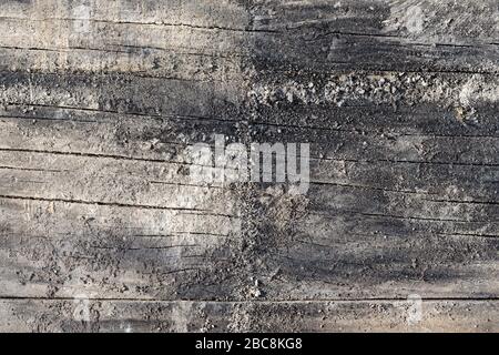 Verkohlte und verwitterte Konstruktion Holzhintergrund mit mineralischen Anhaftungen Stockfoto