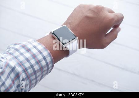 Nahaufnahme der männlichen Hand mit digitaler, intelligenter Armbanduhr mit leerem Bildschirm Stockfoto