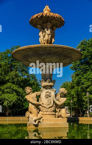 Details zum Brunnen der Echobarock Artischocke oder Fuente de la Alcachofa mit Triton und Nereida im Buen Retiro Park, Madrid, Spanien, erbaut im Jahre 171 Stockfoto