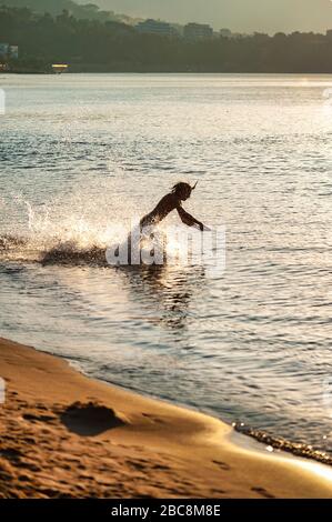 Ein junger Mann, der am Nachmittag schwimmen geht Stockfoto