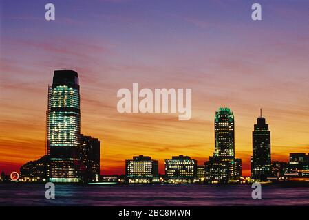 USA. New Jersey. Skyline von Jersey City mit Goldman Sachs Tower bei Sonnenuntergang. Stockfoto