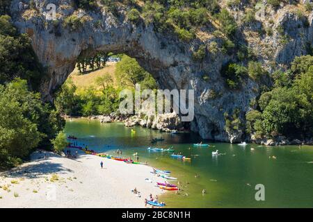 Luftaufnahme von Narural arch in Vallon Pont D'Arc, Ardèche Schlucht in Frankreich Stockfoto