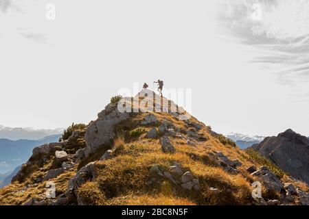 Wanderer auf dem Weg von der Seekarspitze zur Seebergspitze am Achensee in Tyrol Stockfoto