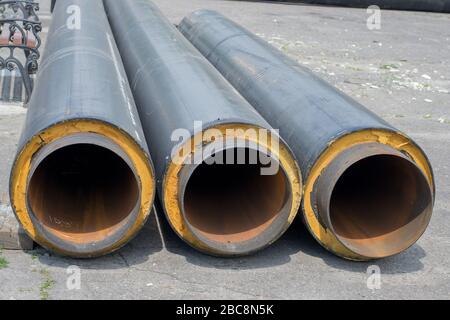 Verlegung von Rohren mit großem Durchmesser als Ersatz für die Heizleitung Stockfoto