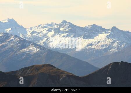 Blick in südwestliche Richtung von der Seebergspitze am Achensee bis zu den schneebedeckten Bergriesen von Tyrol Stockfoto