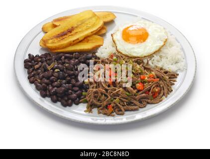 Traditionelles venezolanisches Gericht namens Pabellon Criollo isoliert auf weißem Hintergrund Stockfoto