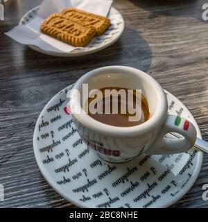 Echter neapolitanischer Espresso mit Gebäck in Neapel Stockfoto