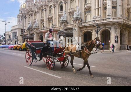 Pferdekutschenfahrten am Kapitolio-Gebäude, Havanna, Kuba Stockfoto