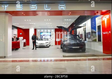 Tesla-Autoshowroom in Brent Cross, London, Großbritannien Stockfoto