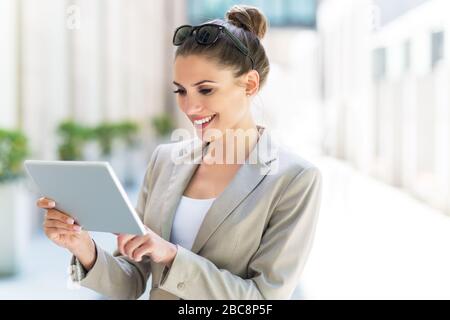 Attraktive junge Geschäftsfrau im Freien Stockfoto