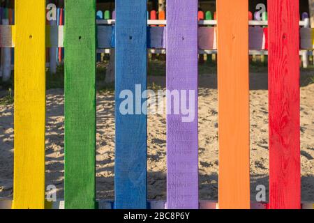 Heller, vielfarbiger Zaun auf dem Kinderspielplatz Stockfoto