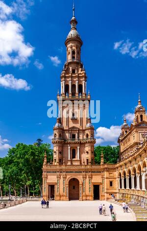 Sevilla, Andalusien, Spanien - 14. Mai 2013: Turm auf dem spanischen Platz (Plaza de Espana) Heller sonniger Tag. Stockfoto